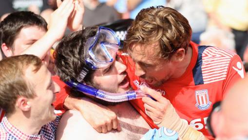 Peter Crouch Rewards Stoke City Scuba Fan With Match Shirt After 'Revealing' Twitter Request