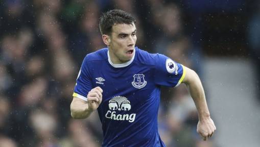 Everton Star Warns Right-Back Replacements Not to Get Too Comfortable