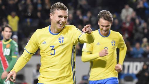 Gary Neville Posts Hilarious Tweet in Response to Man Utd's Latest Signing Victor Lindelof