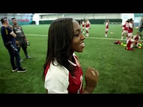 I THINK I'LL HANG IT IN THE DRESSING ROOM! | Arsenal Women's Photo call