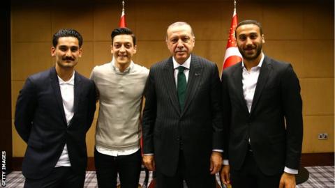 Arsenal's Ozil defends photograph with Turkish president