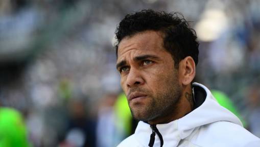 Dani Alves Set to Stun Manchester City by Snubbing Pep Guardiola's Side for Paris Saint-Germain Move