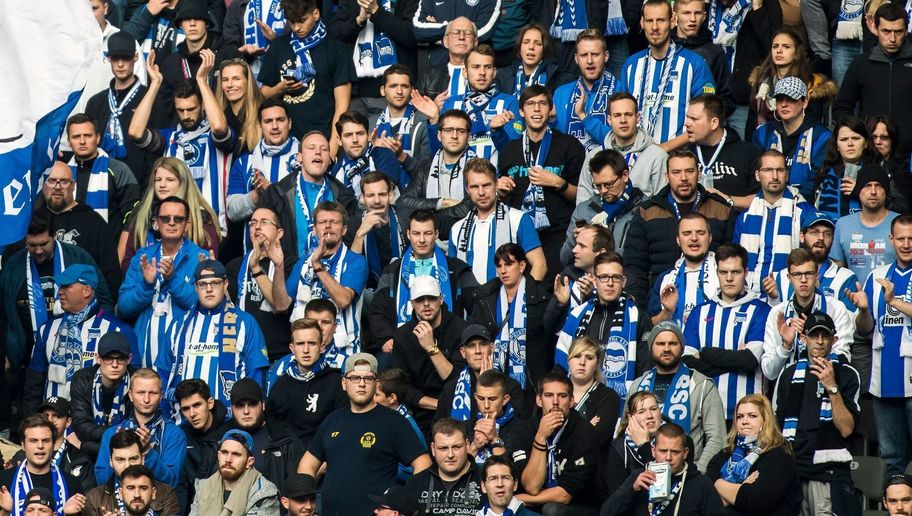 PHOTO: #TakeAKnee Reaches German Football As Hertha Berlin Join Movement