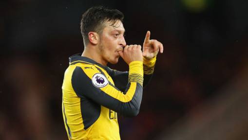 Mesut Ozil Has 'Started Telling Arsenal Teammates' About Impending Manchester United Switch