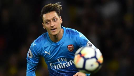 Arsene Wenger Refuses to Question Mesut Ozil's Professionalism Amid Man Utd Claims