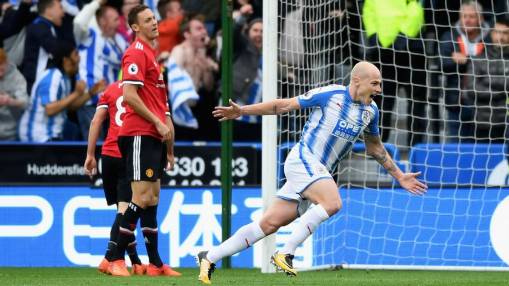 Young Huddersfield fan sends Aaron Mooy £5 note and heartwarming letter