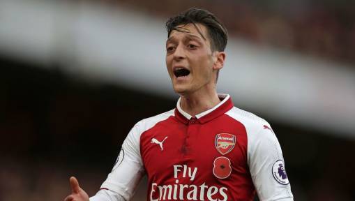 PHOTO: Mesut Ozil Appears Happy Enough at Arsenal Despite Continued Transfer Speculation