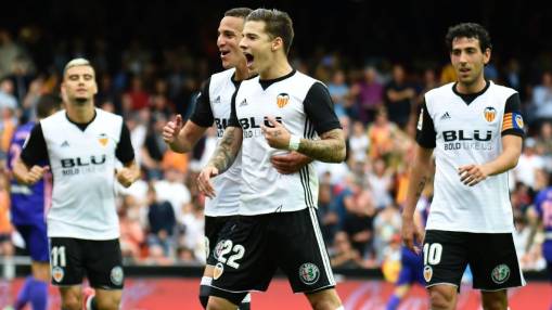 Valencia continue unbeaten start to close gap on leaders Barcelona