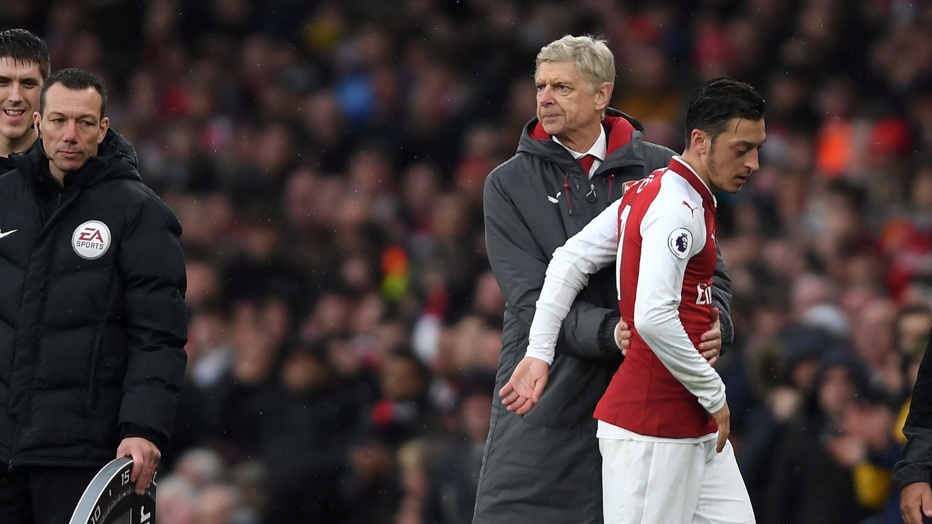 Wenger: Utd link won't affect Ozil display