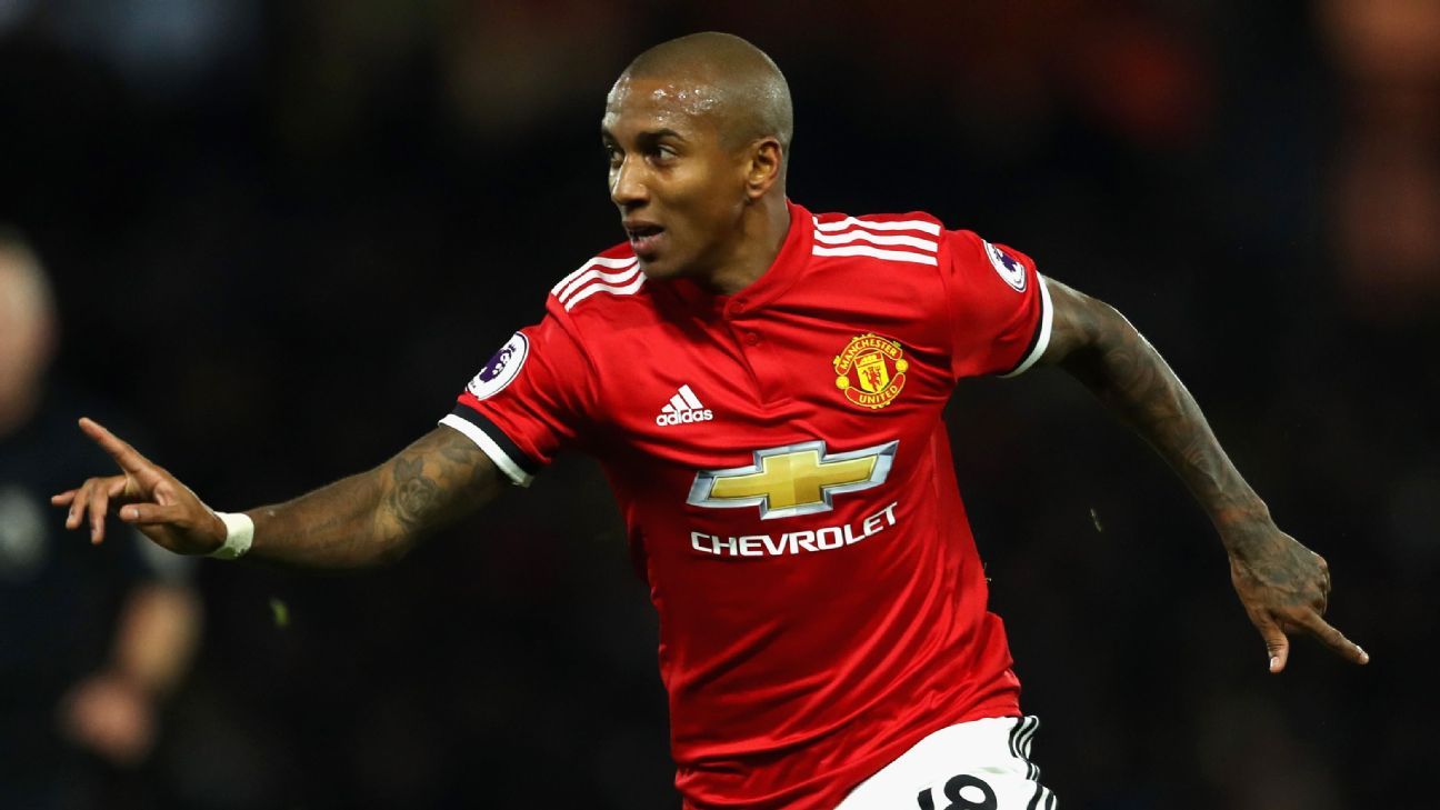 Ashley Young keen to start new contract talks with Man Utd - sources