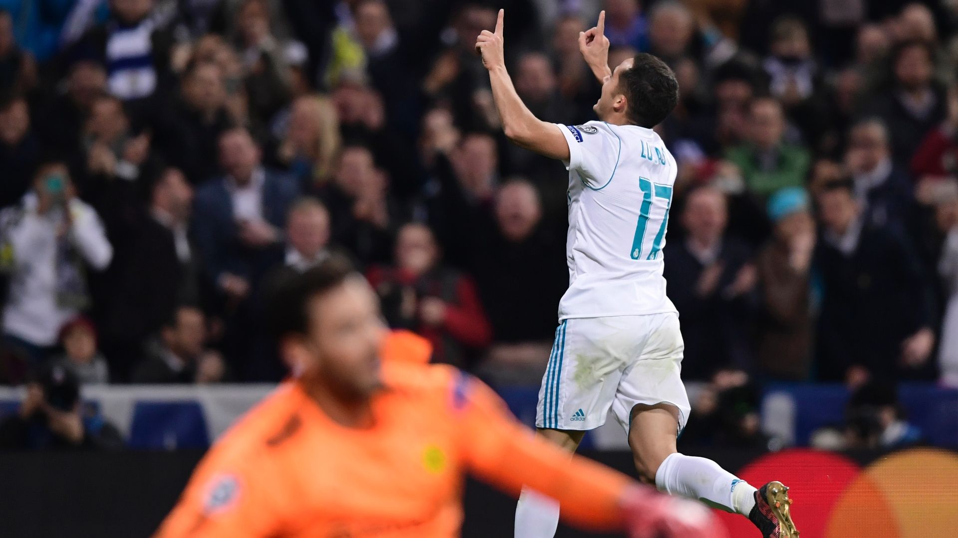 Ronaldo stars early, Vazquez late for Real