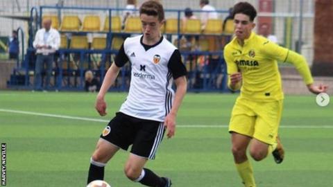 Harvey Neville follows in family's footsteps in signing Manchester United contract