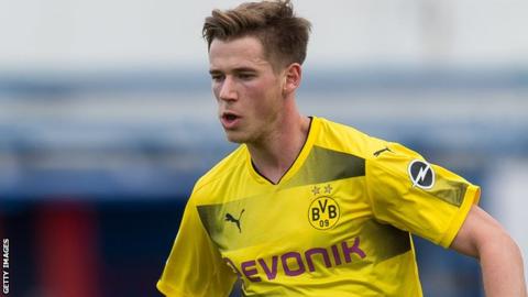 Erik Durm: Huddersfield Town sign Borussia Dortmund right-back