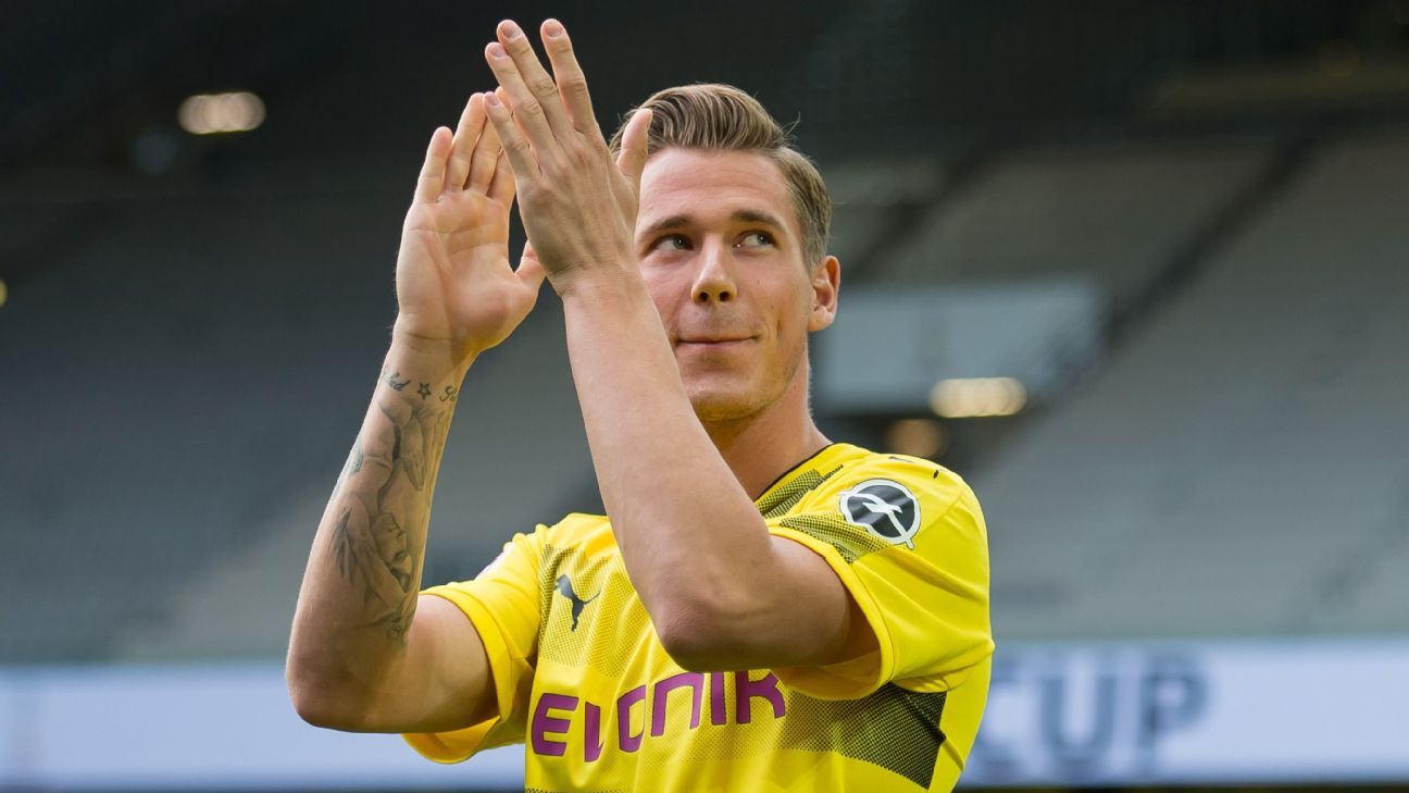 Erik Durm leaves Borussia Dortmund to join Huddersfield Town