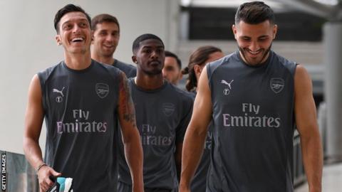 Arsenal 'want to be like home' for Ozil, says manager Emery