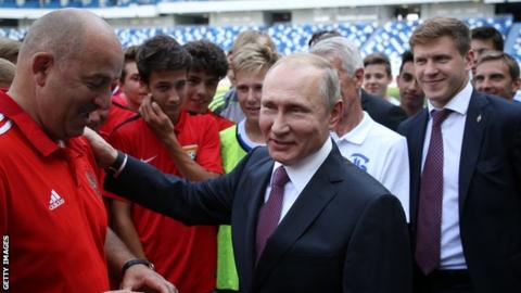 Stanislav Cherchesov: Russia coach signs contract extension