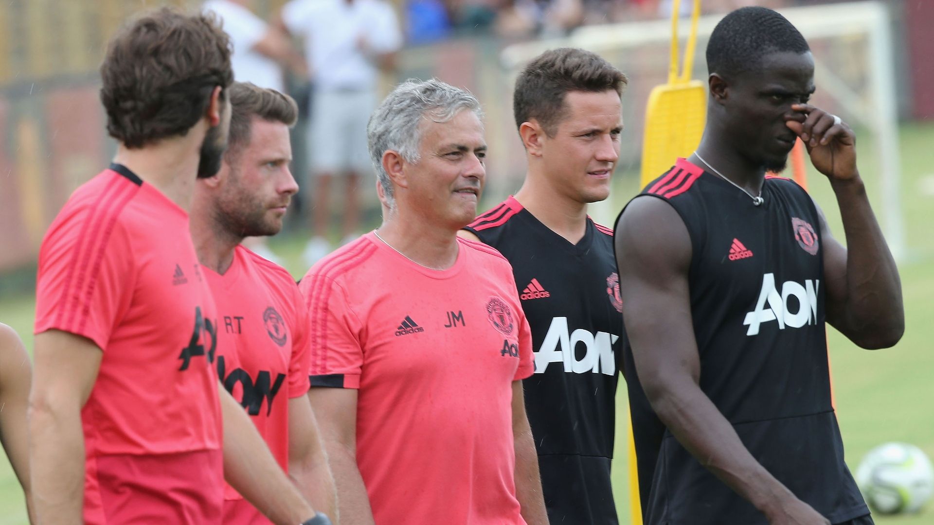Manchester United's Ander Herrera defends Jose Mourinho after criticism