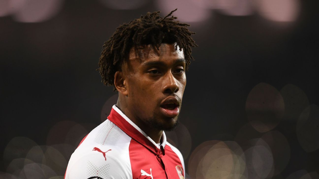 Arsenal midfielder Alex Iwobi signs new long-term contract