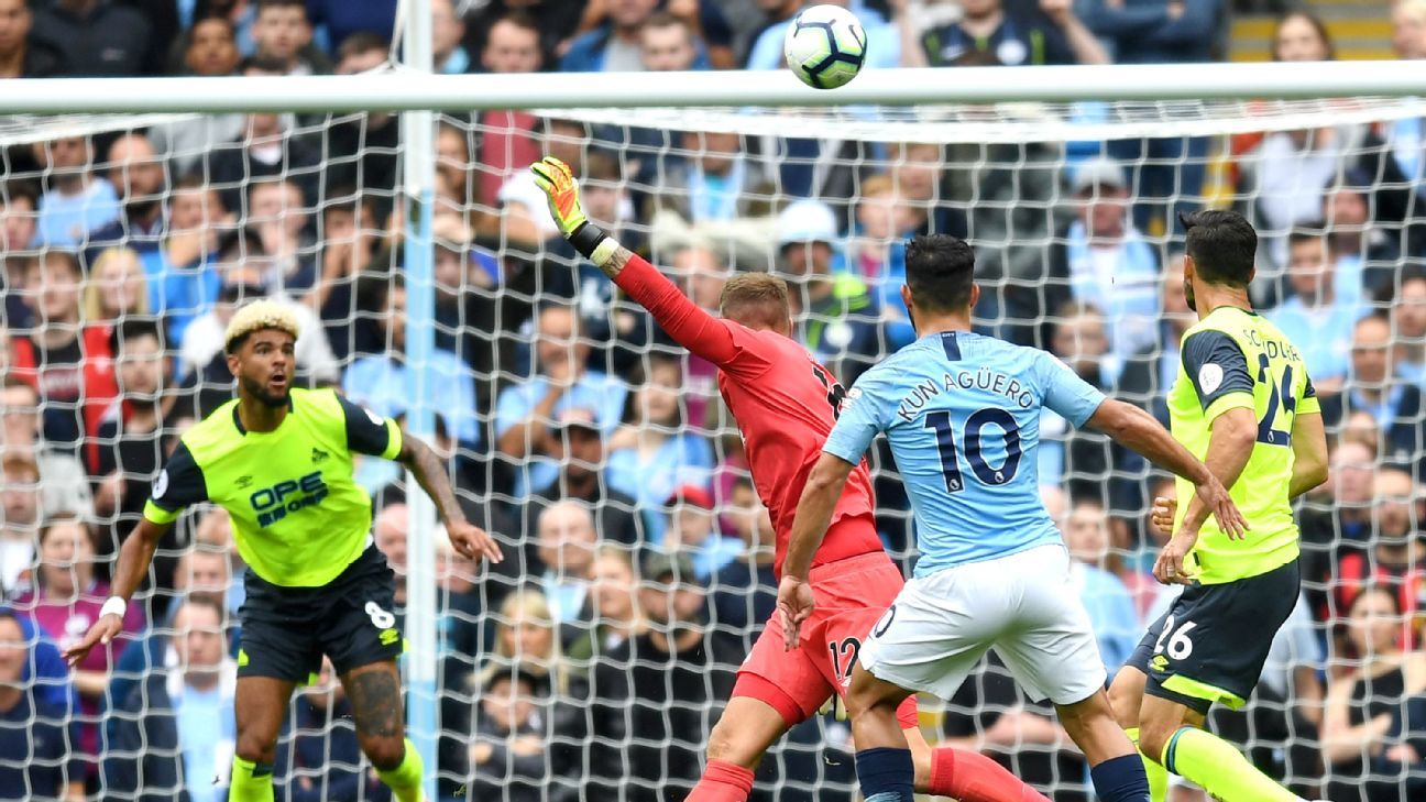 Man City score 6 vs. Huddersfield, open 3-point lead over woeful Man United