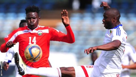 Hearts sign Congo defender Clevid Dikamona on one-year deal