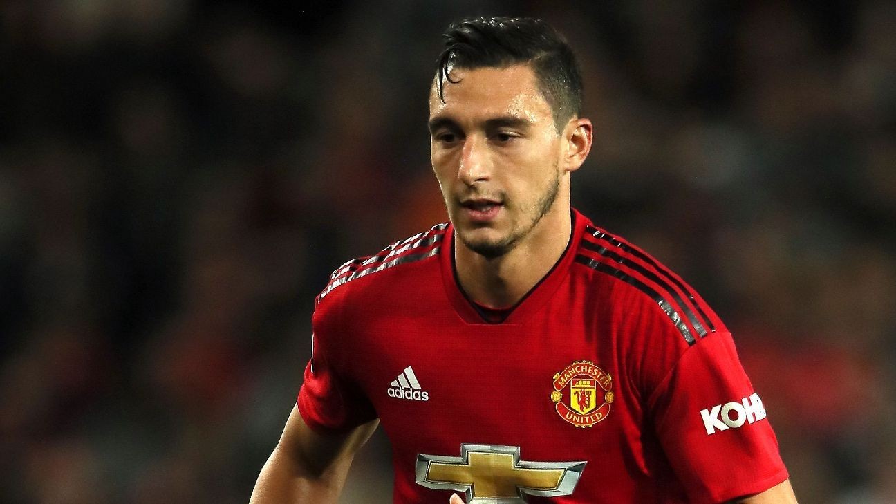 Manchester United boss Jose Mourinho eager to keep Matteo Darmian - sources