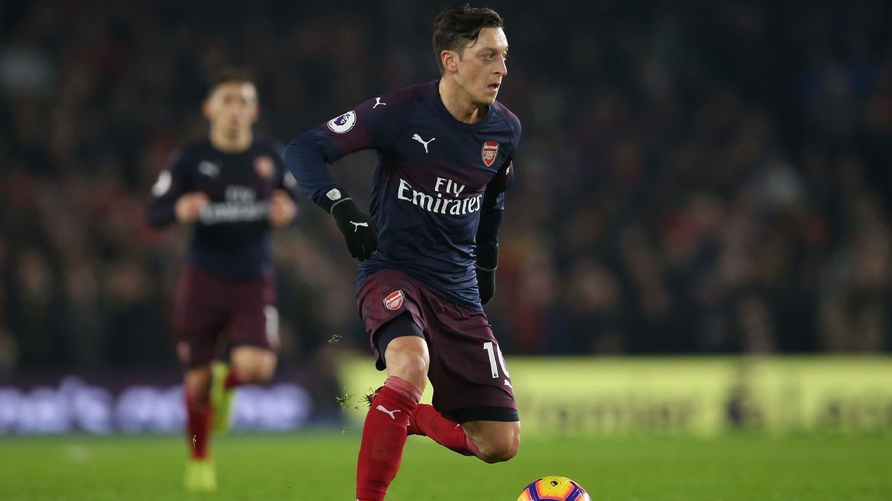 Arsenal's Unai Emery: Mesut Ozil half-time sub was 'only tactical'