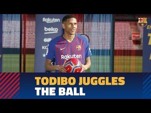 Todibo touches the ball at Camp Nou for the first time