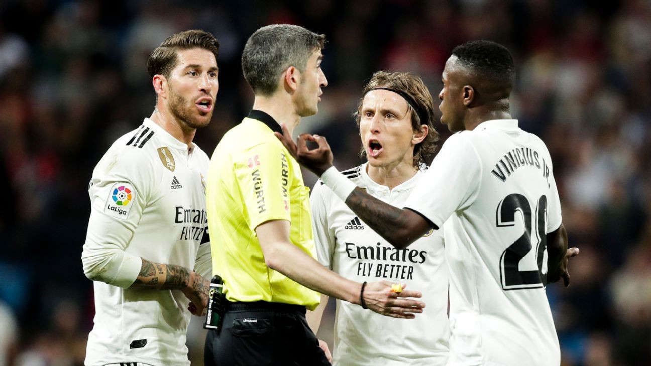 Real Madrid's issues resurface in back-to-back Clasico defeats. PLUS: Are Liverpool in trouble?