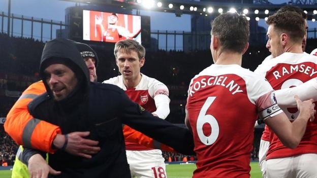 Chris Smalling: Manchester United defender shoved by fan during game against Arsenal