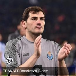 PORTO about to sign CASILLAS on new year-long deal