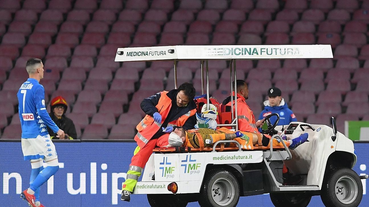 Napoli's Ospina collapses on pitch after suffering head injury