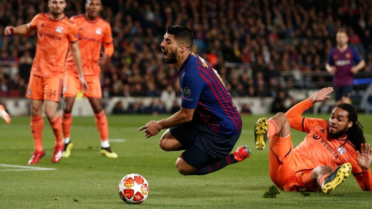 Barcelona's Suarez out for two weeks with ankle sprain