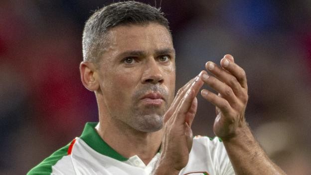 Jonathan Walters: Strikers announces retirement from football