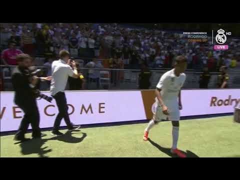LIVE | Rodrygo takes to the Bernabéu pitch!