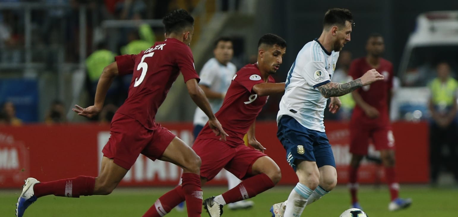 Qatar fall to Martinez, Aguero goals