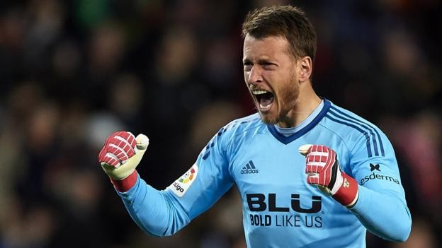 Neto: Barcelona sign Brazilian goalkeeper from Valencia for £23m