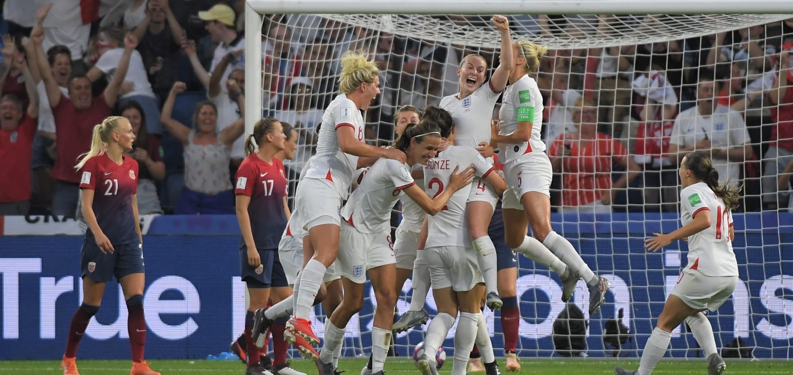 England cruise into semi-finals