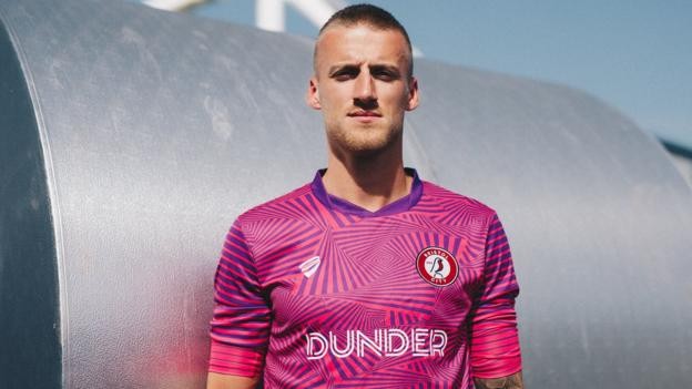 Daniel Bentley: Bristol City bring in Brentford goalkeeper on four-year deal