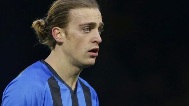 Tom Eaves: Hull City sign former Gillingham striker