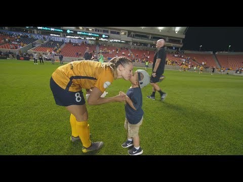 Sheroes: USA champion juggles playing, kids