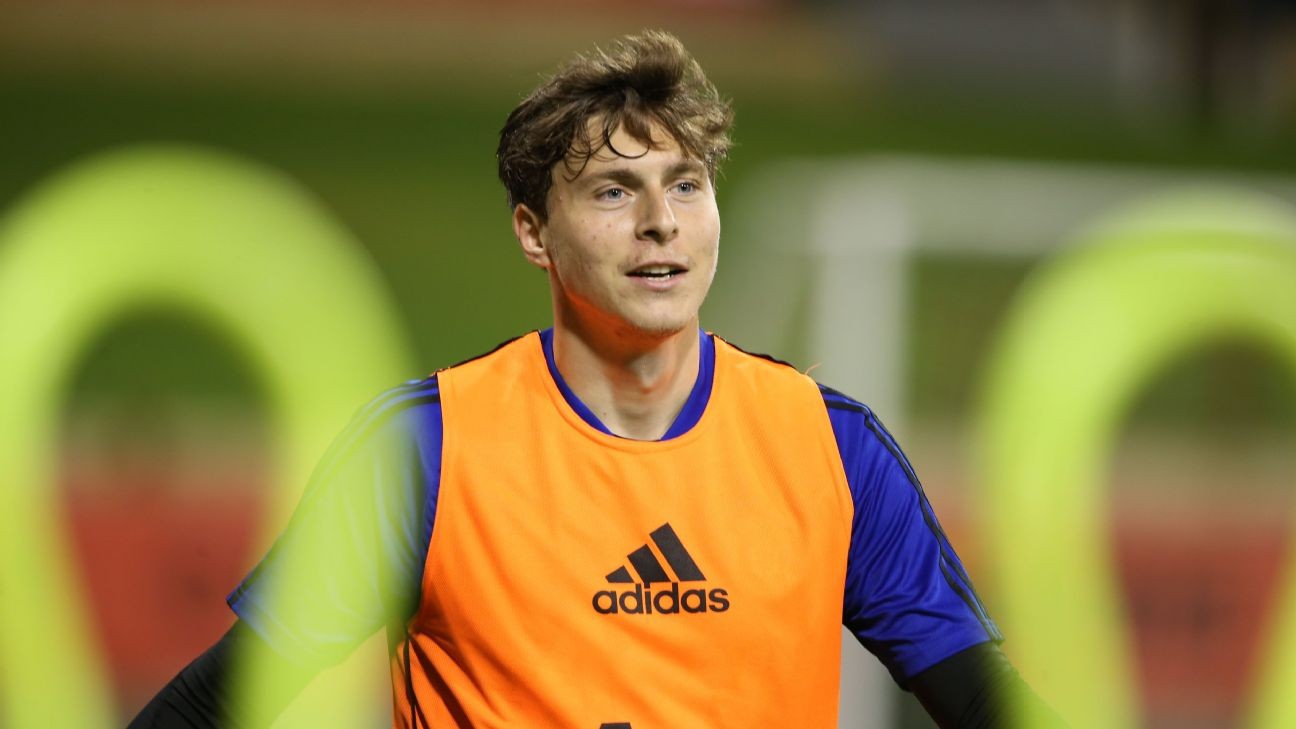 Lindelof dismisses talk of United-Barca switch