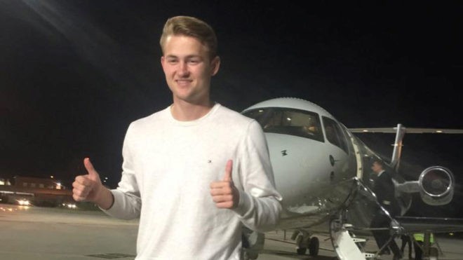 De Ligt touches down in Turin to complete Juventus move