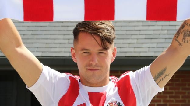 Marc McNulty: Reading loan striker to Sunderland