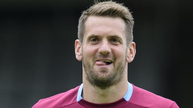 Aston Villa and Burnley agree £8m deal for Clarets keeper Tom Heaton