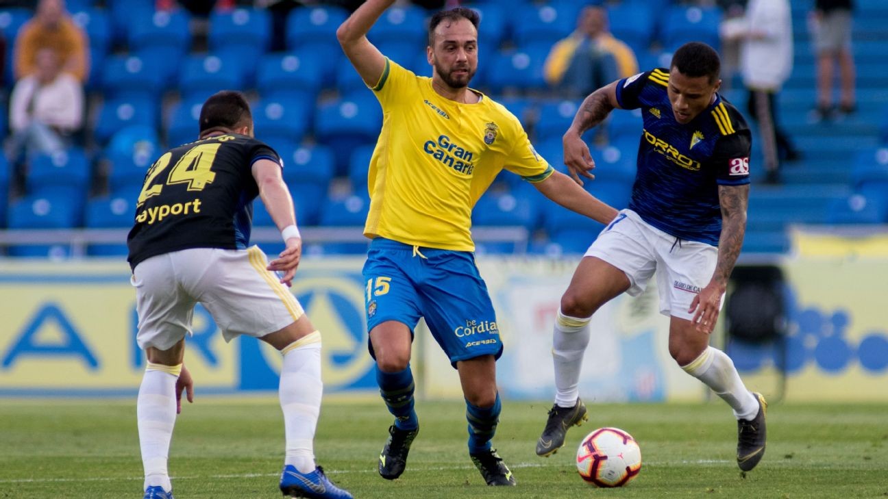 Las Palmas defender offers shelter from wildfires