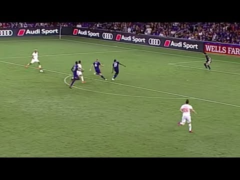 Josef Martinez curls it in to score for a record breaking 12th GAME IN A ROW!