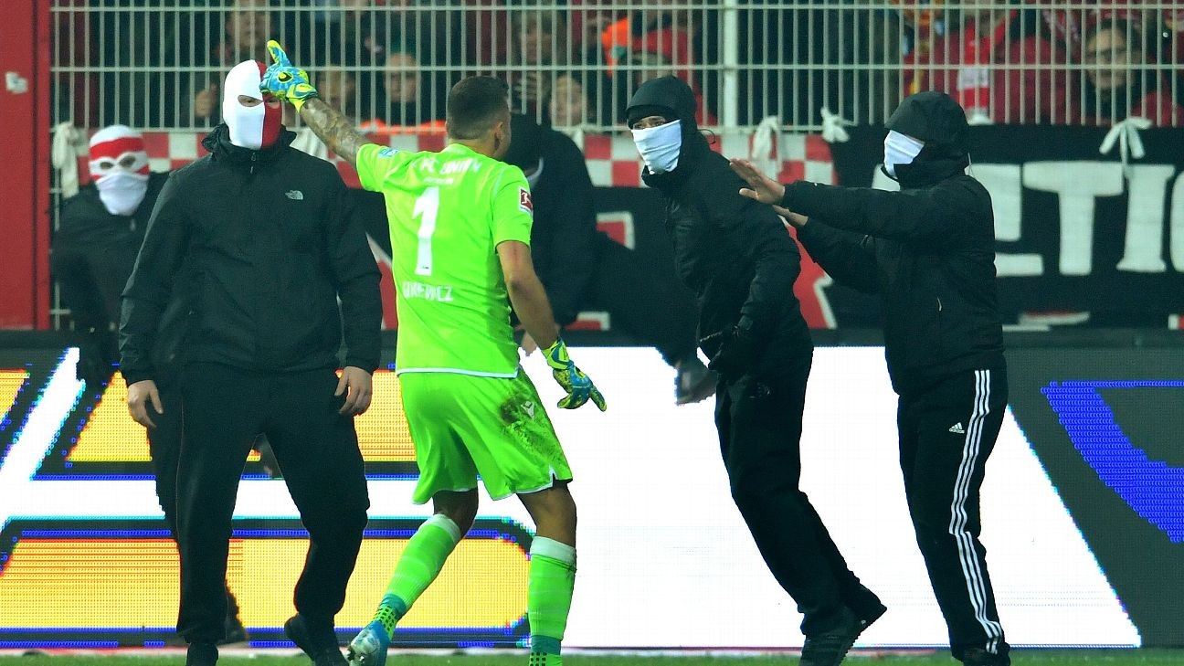 Union GK Rafa Gikiewicz confronts own fans in chaotic Berlin derby