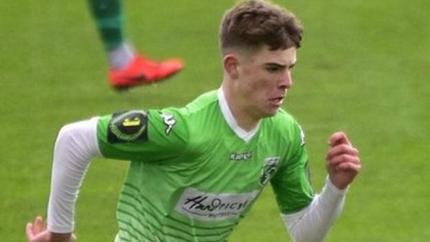 Alex Scott: Bristol City sign Guernsey midfielder