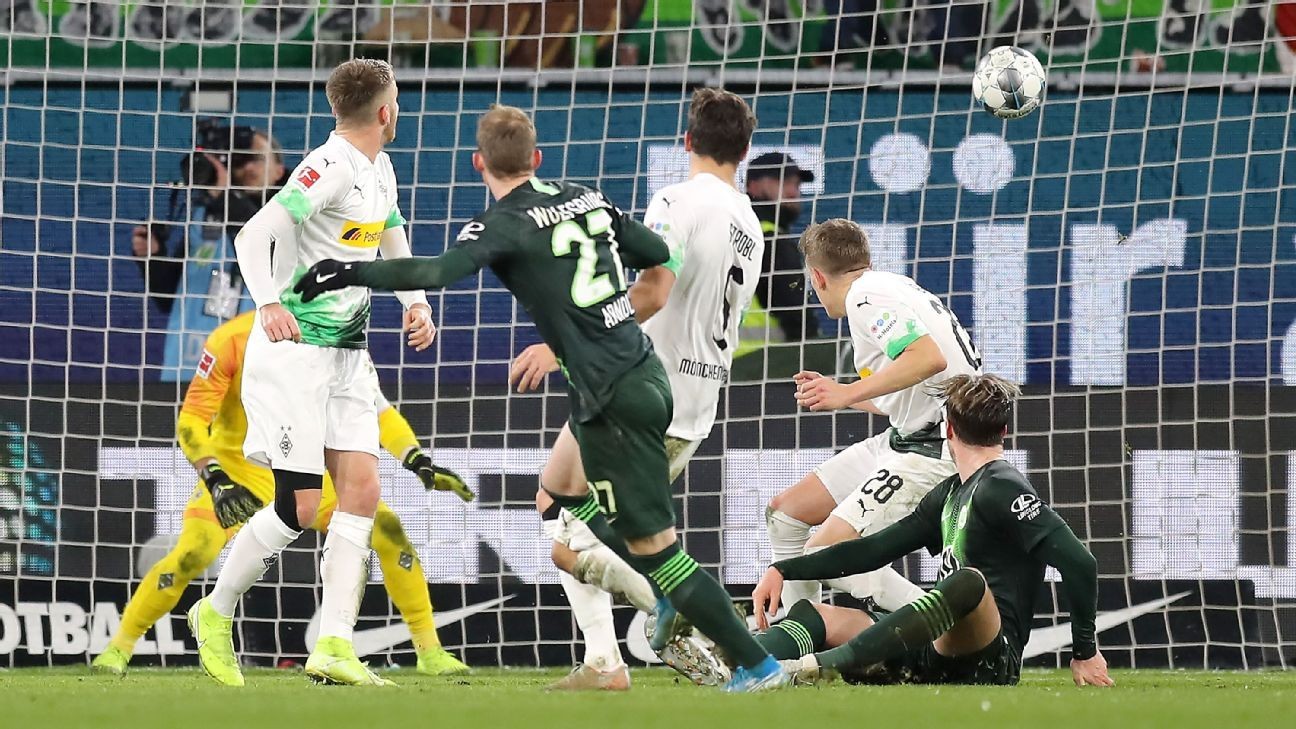 Wolfsburg stun Gladbach with stoppage-time winner from Maximilian Arnold