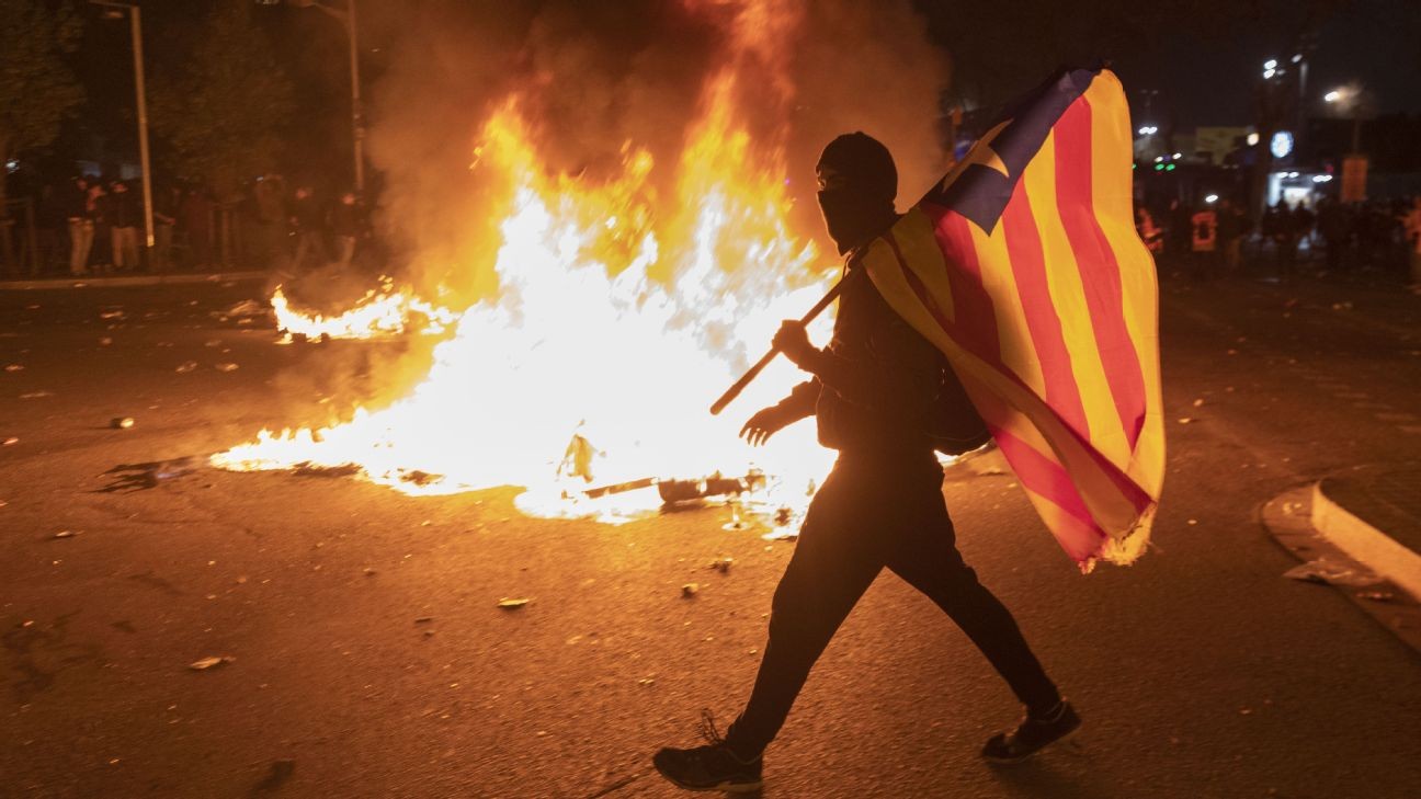 Police and protesters clash outside Clasico between Barcelona, Real Madrid